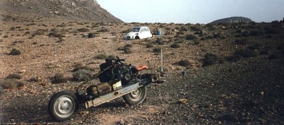 The car of Emile Leray and his the bike he rebuilt in the middle of the desert./Ph. DR