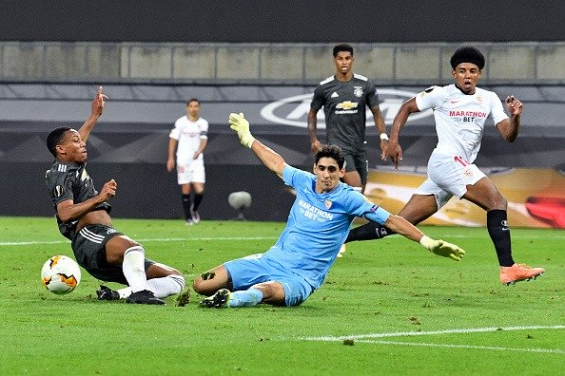 Sevilla FC defeats United Manchester thanks to Moroccan goalkeeper ...