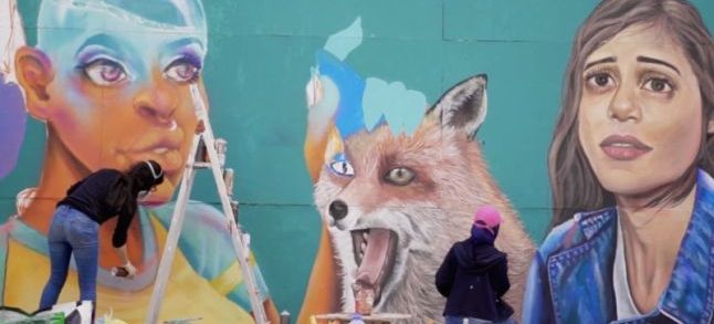 Imane (Drobys) and Sara (Roksy) drawing on a wall. / DR