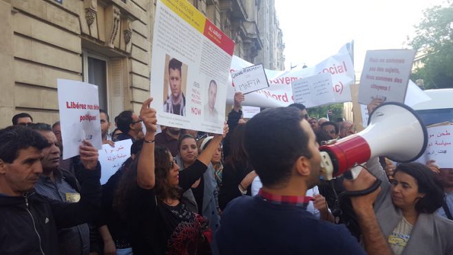 Manifestants pro Hirak, devant l'ambassade du Maroc à Paris / Ph. Ghizlaine Badri - Yabiladi.com