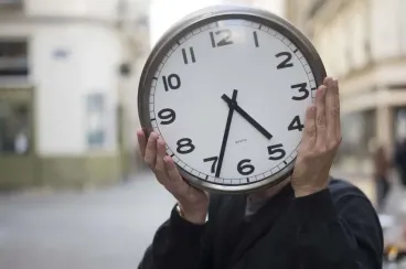 البيجيدي يتبنى رسميا مطلب إلغاء الساعة الإضافية التي فرضتها حكومته سنة 2018