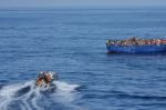 La Marine royale porte secours à 93 Subsahariens au large de la Méditerranée