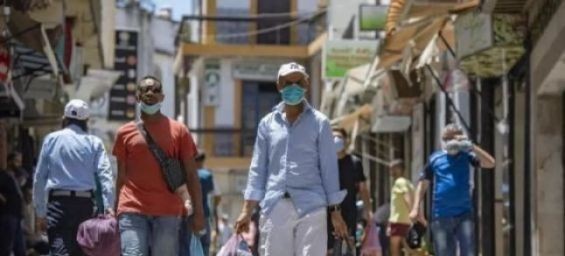 Moroccans wearing masks in the streets of Tangier on July 14, 2020. / Fadel Senna-AFP