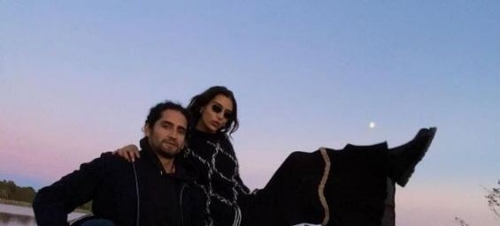 British-Moroccan model Nora Attal and her fiancé Vitcor Bastidas. / DR