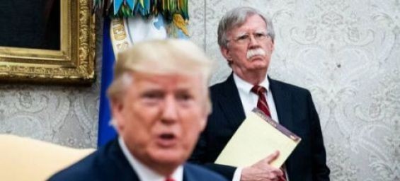 President Donald Trump and his former national security advisor John Bolton. / Ph. Jabin Botsford - Washington Post