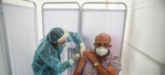 A man receives a Sinopharm vaccine during a test in Lima, December 09, 2020. / Ph. Ernesto Benavides - AFP