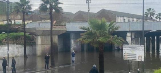 Ambassador Ibn Aicha Boulevard in Casablanca flooded by heavy rain. / DR