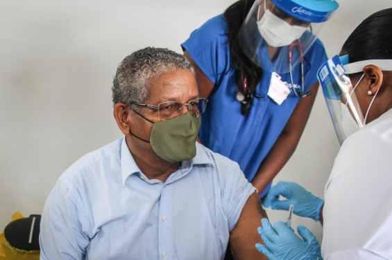 Wavel Ramkalawan, Seychelles President getting a vaccine shot. / Ph. AFP