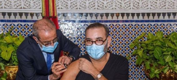King Mohammed receiving his first dose of the anti-Covid-19 vaccine. / DR