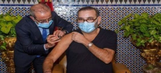 King Mohammed VI receiving his first vaccine shot. / DR