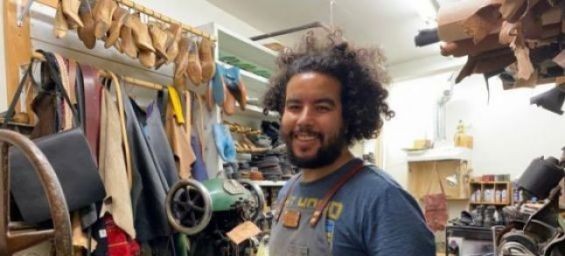 Moroccan shoemaker Khalid Naitzehou in his workshop in Los Angeles. / DR