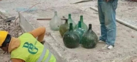 15 ancient glass bottles found in Tangier. / DR