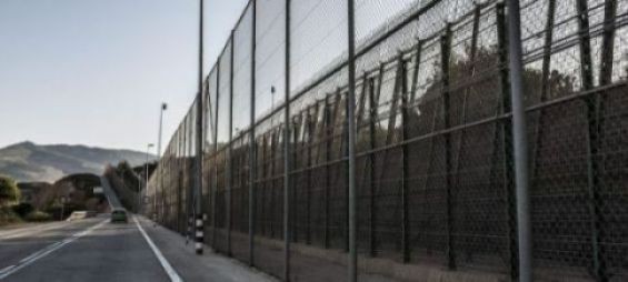 Around 100 Moroccans try to cross the barrier separating Melilla and Morocco