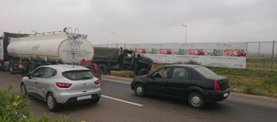 A military vehicle crashes a car after driving against traffic on Thursday./Ph. Mohamed Réda Taoujni