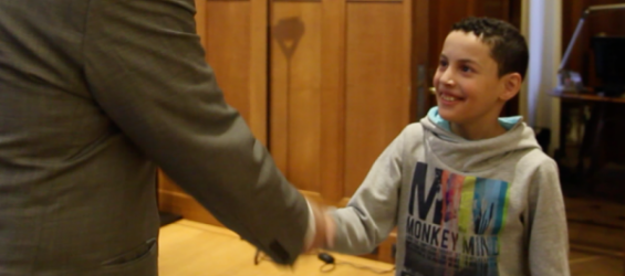 Mohammed, a 12-year-old Moroccan shaking hands with Ahmed Boutaleb, the mayor of Rotterdam./Ph. NPO radio1
