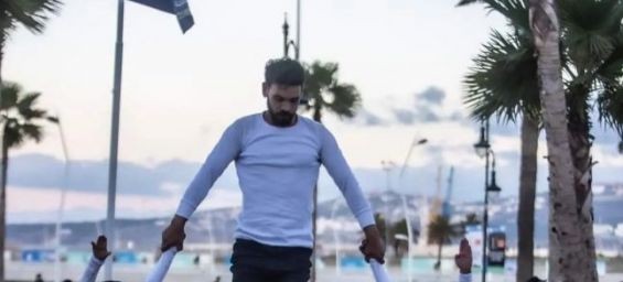 أسرة البوحسيني.. أب وأم وأبناؤهما جعلوا من الألعاب البهلوانية مهنة للعيش