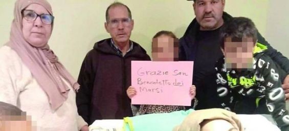 A photo of Hanane surrounded by her family. / Ph. Il Centro
