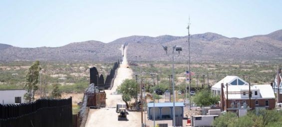 US-Mexico border in Tucson Arizona. / Ph. DR