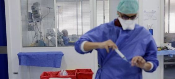 A patient is seen in the Intensive Care Unit (ICU) at Prince Moulay Abdellah hospital as the spread of the coronavirus disease (COVID-19) continues in Sale, Morocco April 23, 2020. / Ph. Reuters