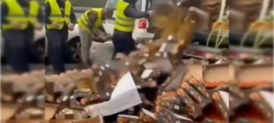 Spanish farmers damage Moroccan tomato truck
