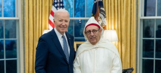 US President Joe Biden with Morocco's ambassador Youssef Amrani. / Ph. X