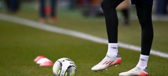 اتحاد كرة القدم الفرنسي يحظر اللعب بالجوارب الطويلة