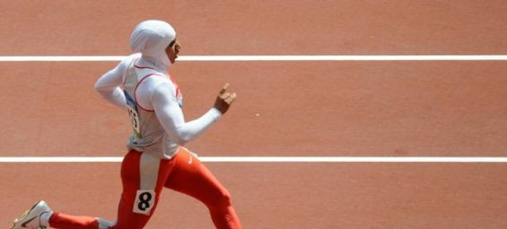 Bahraini athlete Roqaya al-Ghasara sports a headscarf at the 2008 Olympic Games in Beijing. / Ph. Nicolas Asfouri, AFP