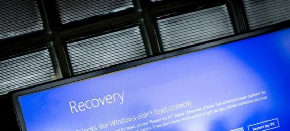 The Windows malfunction can be seen on a screen at Amsterdam's Schiphol airport. / Ph. Sem Van Der Wal / AFP