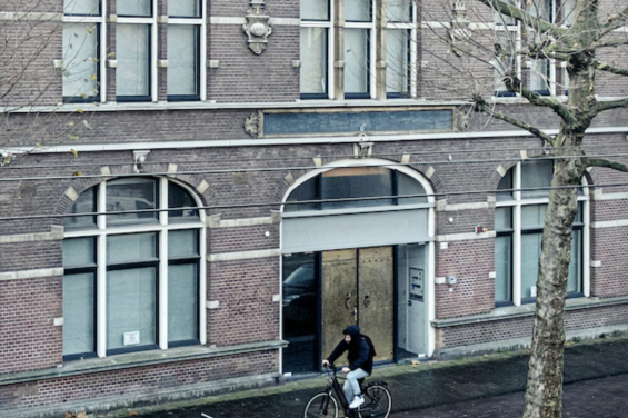 The intended building for the cultural centre on Plantage Middenlaan. The photo dates from December 2022. / Ph. Jakob van Vliet