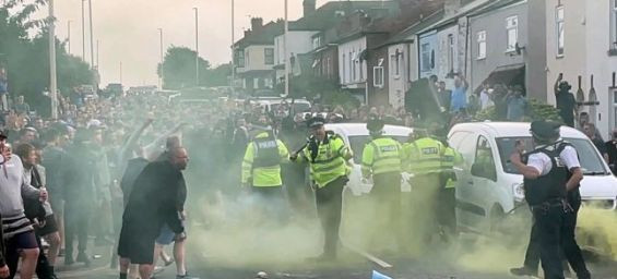 An unruly crowd clash with police in Southport, northwest England. / Ph. The Associated Press