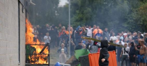 Protesters throw a rubbish bin on fire outside a hotel in Rotherham, Britain, August 4, 2024. / Ph. Reuters