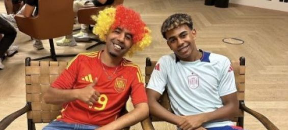 Mounir Nasraoui and son Lamine Yamal. / Ph. DR