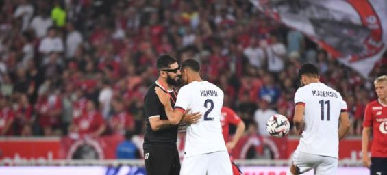 El Grande Toto greets his compatriot Achraf Hakimi, who plays as a right winger for PSG. / Ph. DR