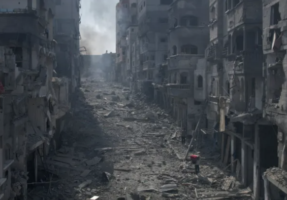 Rubble litters a street between smoldering buildings hit by an Israeli air raid on the Jabalia refugee camp. / Ph. Hatem Moussa/AP