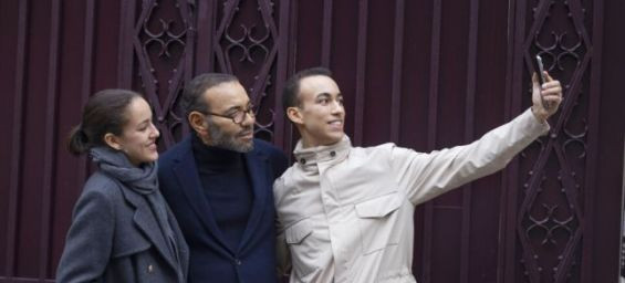 King Mohammed VI, Crown Prince Moulay El Hassan and Princess Lalla Khadija taking a selfie on November 18 while on a walk in Paris' chic 7th arrondissement. / Ph. Point de vue