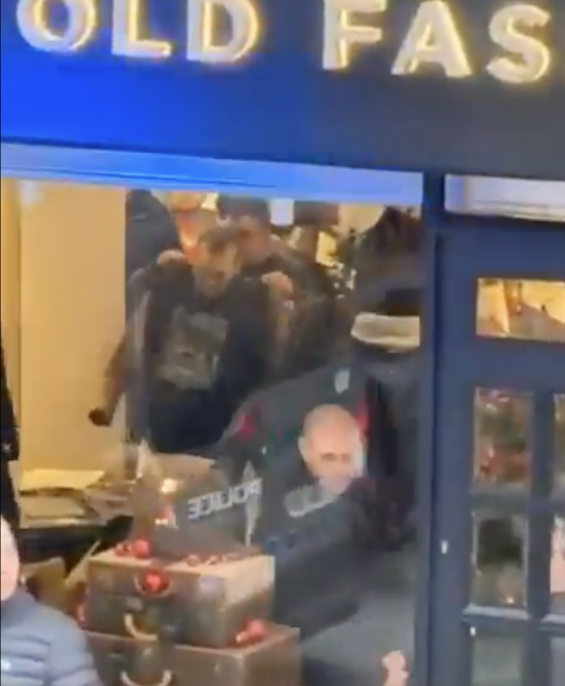 King Mohammed VI trying a blazer at a Paris store. / Ph. Screenshot