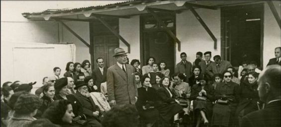 A gathering in Morocco in the 1950s for Hanukkah. Ph. Alliance Israelite