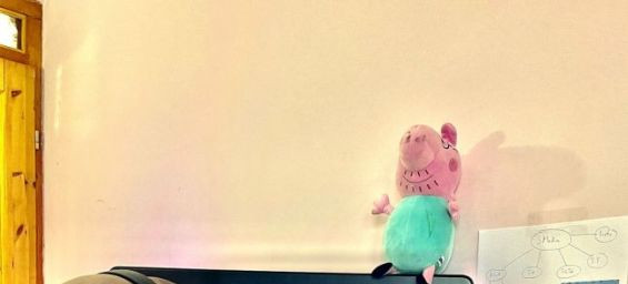 Hajar Tanjaoui recording a Peppa Peg Darija episode at home. / Ph. DR