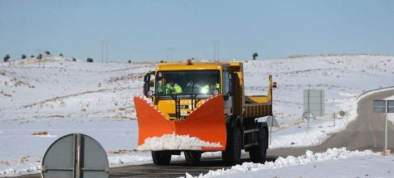 Snow-clearing efforts restore traffic on Targuist-Chakrane road in Al Hoceima province