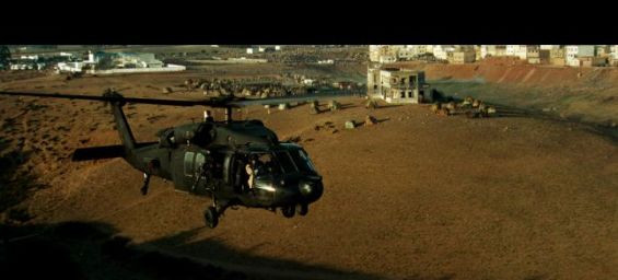 A Black Hawk on the coast of Sale during the filming of Black Hawk Down in 2001. / Ph. DR