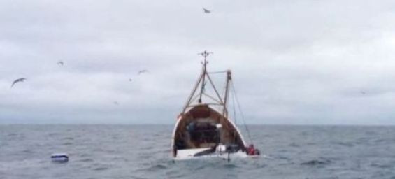 Fishing boat sinks off Larache : Four survive, one dead