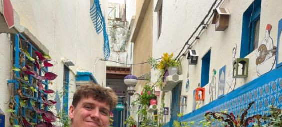 Danish musicians Sarah and Patrick while visiting Morocco to play music in the streets. / Ph. DR