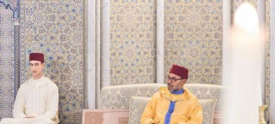 King Mohammed VI presides over Laylat Al Qadr vigil seated after shoulder surgery