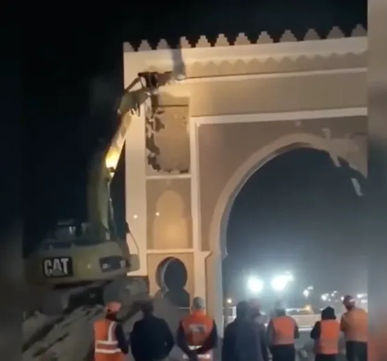 Dakhla demolishes iconic city gate as part of major urban upgrade