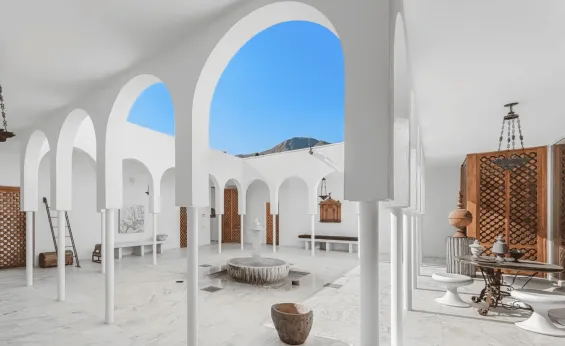 The sun-drenched interior courtyard has a fountain as its centerpiece. / Ph. Patrick Ketchum