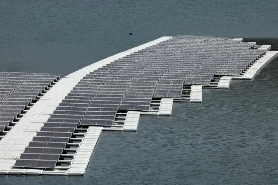 A floating photovoltaic solar installation in put in place on the Oued Rmel dam, near Tangier. / Ph. Abdel Majid Bziouat / AFP)