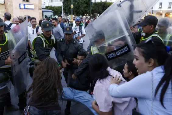 Members of the security forces detain a protester during a youth-led demonstration in Rabat on 29 September 2025. / Ph. AFP - ABDEL MAJID BZIOUAT
