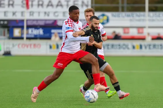Ahmed El Azzouti (in black) during a match between Kozakken Boys and SV Spakenburg. / Ph.  Pro Shots / Wilco van Elk