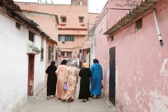 Moroccan women walk along a narrow street in Mohamadia, Morocco, April 28, 2018. / Ph. REUTERS/Youssef Boudlal