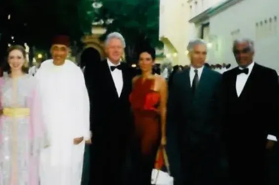 Former President Bill Clinton and his wedding guests, Ghislaine Maxwell and Jeffrey Epstein, in Morocco. / Ph.  Obtained by New York Post